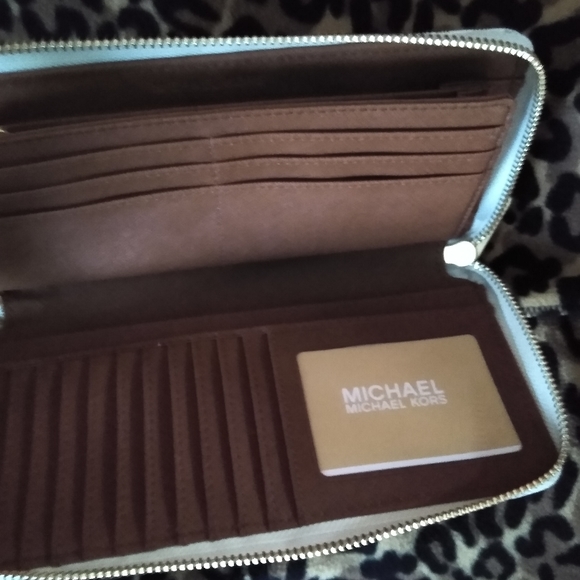Michael Kors wallet - Picture 2 of 4